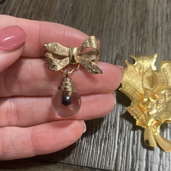 Vintage maple leaf & bow brooches pins - Picture 3 of 9